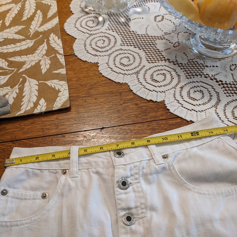 Women's white denim cuffed button up shorts - Picture 4 of 5